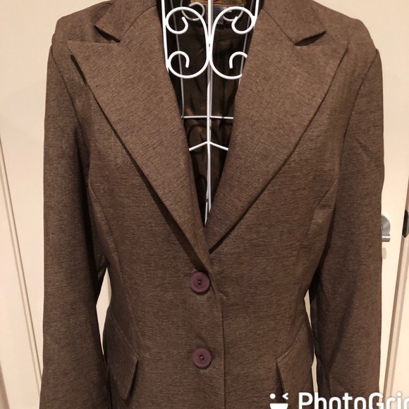 Size 8 ladies brown suit jacket. - Picture 3 of 6